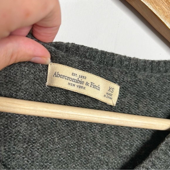 Abercrombie Womens Size XS Dark Grey Wool Blend V Neck Sweater Embroidered Logo - Picture 6 of 8